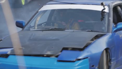 Der-Blaue-Nissan-Silvia-Treibt-In-Fukushima,-Japan,-An-Der-Kamera-Vorbei