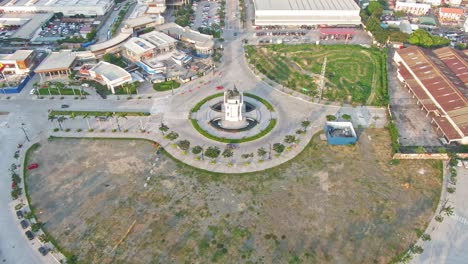 Rotierende-Luftaufnahme-Des-Kreisplatzes-An-Der-Bronzestatue-Des-Arco-De-Emperador
