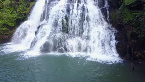 Nahaufnahme-Eines-Blauen-Und-Weißen-Wasserfalls