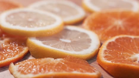 Nahaufnahme-Einer-Statischen-Innenaufnahme-Sich-Drehender-Orangen--Und-Zitronenscheiben