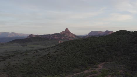 Langsam-über-Einen-Hügel-Gleitend,-Um-Einen-Sonnenuntergangsblick-Auf-Den-Zion-Nationalpark-Mit-Großen-Klippen-Und-Felsformationen-Freizugeben