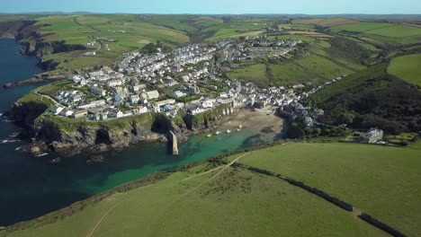 Scenic-View-of-Port-Isaac-By-The-Lush-Green-Fields-And-Atlantic-Coast-in-Cornwall,-England,-The-United-Kingdom-At-daytime