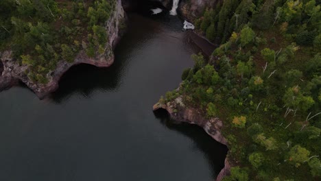 Erstaunliche-Landschaft-Im-Norden-Von-Minnesota-Am-Ufer-Des-Lake-Superior,-Wasserfall