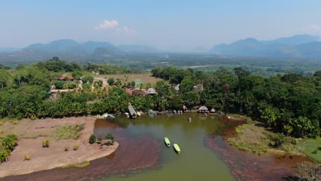 4K-Drohnenvideo-Aus-Der-Luft-Am-Tag-Mit-Blick-Von-Oben-Auf-Den-Berühmten-See-Namens-Laguna-De-Los-Milagros-In-Tingo-Maria,-Dem-Peruanischen-Amazonasgebiet