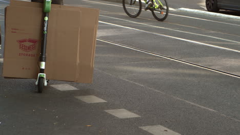 Person-Trägt-Kisten-Auf-E-Scooter-Die-Straße-Hinunter,-Keine-Gesichter