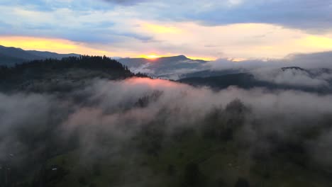 Nebel-Bedeckt-Und-Die-Umliegenden-Hügel-An-Einem-Frühen-Morgen-Während-Des-Sonnenaufgangs-In-Wilder-Landschaft