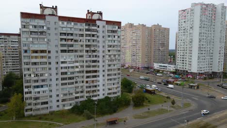 Vista-Aérea-Alrededor-De-Una-Carretera-Y-De-Viejos-Edificios-De-Apartamentos-De-Fabricación-Soviética,-En-Un-Barrio-Pobre-De-Kyiv,-Día-Nublado,-En-Kiev,-Ucrania---Seguimiento,-Pan,-Tiro-De-Drones