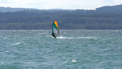 Windsurfer-Fährt-Schnell-Auf-Einem-Schweizer-See