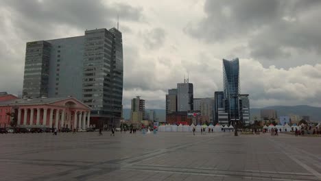 Toma-Panorámica-De-La-Plaza-Sukhbaatar,-Un-Famoso-Lugar-Turístico-En-Ulaanbaatar,-Mongolia,-Ulaanbaatar,-Mongolia-En-Un-Día-Nublado