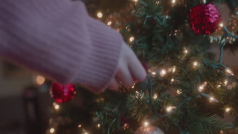 Las-Luces-Están-Colgadas-En-Un-árbol-De-Navidad