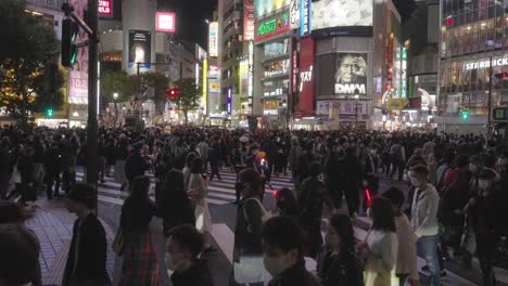 Belebter-Shibuya-Übergang-In-Der-Halloween-Nacht-–-Menschen-Mit-Masken-überqueren-In-Zeitlupe-–-Weitwinkelaufnahme