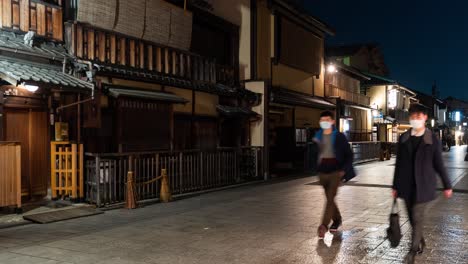 Zeitraffer-Im-Gion-Viertel-Von-Kyoto-Mit-Menschen-Und-Verkehr-Während-Der-Nacht-–-Zeitraffer