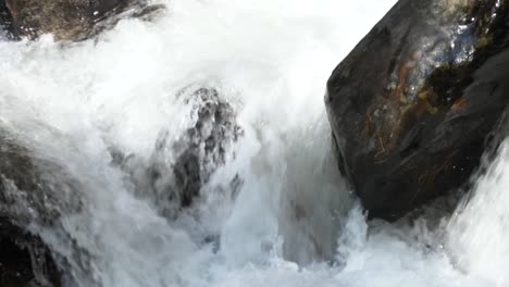 Wasser-Kaskadiert-über-Felsen-Im-Gebirgsfluss,-60-Fps