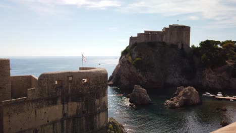 Blick-Auf-Die-Festung-Lovrijenac,-Die-Stadtmauer-Von-Dubrovnik-Und-Die-Pfahlbucht-Während-Der-Covid-Zeiten