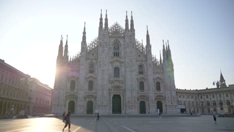 Sonnenaufgang-Auf-Der-Piazza-Del-Duomo,-Wo-Menschen-Auf-Ihrem-Weg-Zur-Arbeit-Gehen,-Mailand,-Italien