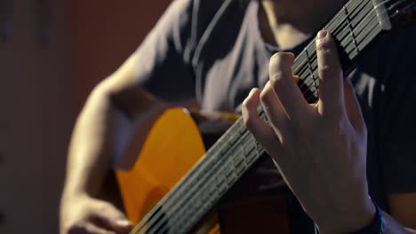 Junger-Mann-Spielt-Klassische-Gitarre-Und-Konzentriert-Sich-Auf-Fortgeschrittene-Fingertechniken-Mit-Der-Linken-Hand