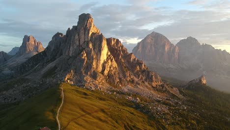 Höhenluftaufnahme-Der-Italienischen-Dolomiten,-Die-Bei-Sonnenaufgang-Von-Den-Ersten-Sonnenstrahlen-Berührt-Werden