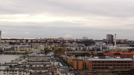 Luftaufnahme-über-Dem-Stockholmer-Fluss,-Der-In-Richtung-Der-Südlichen-Skyline-Drängt