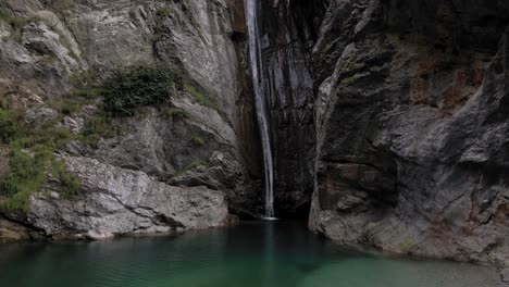 Wasserfall-Felsige-Bergklippe-Hinunter,-Wasser-Fällt-In-Den-See,-Kaskade-In-Den-Abgrund