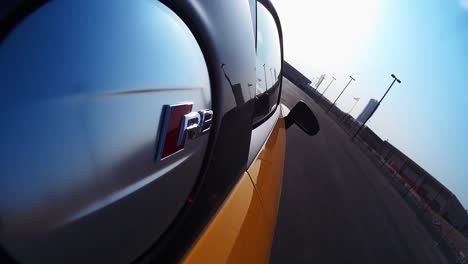 Seitenwand-Eines-Brandneuen-Vegas-gelben-Audi-R8,-Der-Auf-Der-Asphaltstraße-Rast-–-Rollaufnahme