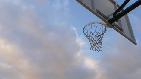 Actionaufnahme-Eines-Basketballspielers,-Der-Ein-Tor-Schießt
