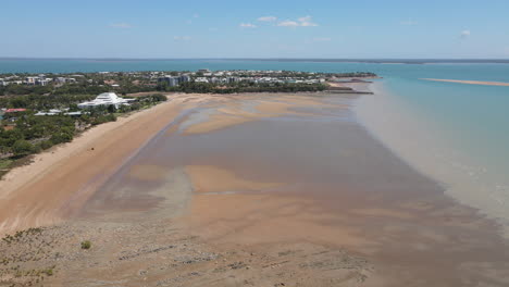 Slow-Moving-drone-shot-of-Mindil-Beach-with-Cullen-Bay-Skyline-in-Darwin,-Northern-Territory