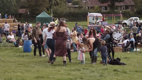 Frauen-Tanzen-Und-Haben-Spaß-Mit-Einer-Ein-Mann-Band,-Rotherham-Festival
