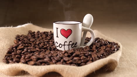 Kaffee-Heiß-Dampfend-Auf-Ich-Liebe-Kaffeetasse