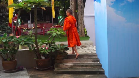Un-Niño-Novato-Caminando-Por-Los-Terrenos-Del-Templo-Del-Dragón-En-Tailandia
