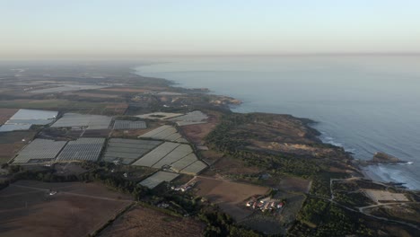 Wunderschöne-Übersichtsaufnahme-Einer-Drohne,-Die-über-Die-Landschaft-Mit-Blick-Auf-Die-Klippen-Von-Zambujeira-Do-Mar,-Portugal,-Fliegt