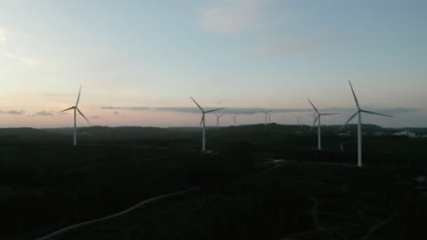Turbinas-Eólicas-Con-Paisajes-Pacíficos-De-La-Naturaleza-Durante-La-Puesta-De-Sol-En-Serra-De-Aire-E-Candeeiros,-Leiria-Portugal