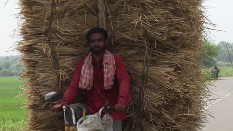 A-farmer-taking-his-crop-in-a-vehicle-at-Maluti-village-in-Dumka,-Jharkhand-in-India