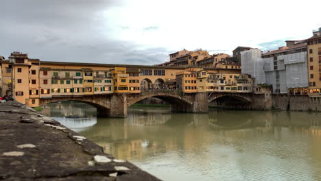 Slow-pan-right-shot-of-Ponte-Vecchio-on-cloudy-day