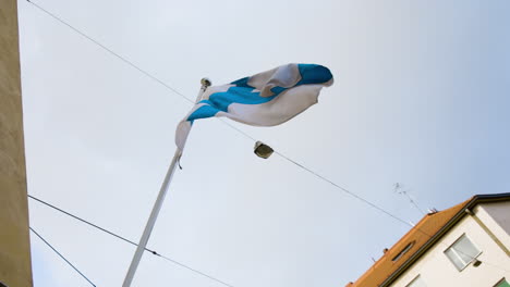 Rotating-around-below-the-flag-of-Finland-with-a-skyward-perspective