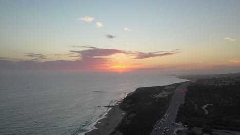 Eine-Drohne-Fliegt-Hoch-über-Der-Kalifornischen-Küste-Und-Zeigt-Einen-Atemberaubenden-Sonnenuntergang