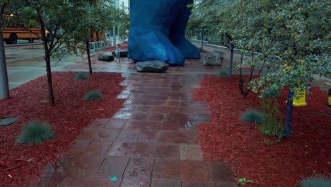 Tiro-Inclinado-Hacia-Arriba-De-La-Escultura-Del-Gran-Oso-Azul-De-Denver-Bajo-La-Lluvia