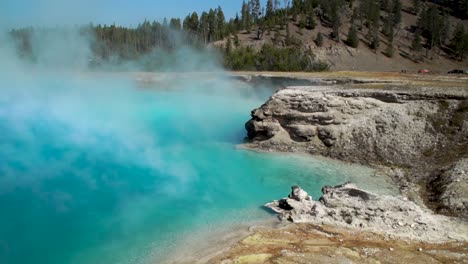 Das-Atemberaubende,-Dampfende-Abgrundbecken-In-Den-Prismatischen-Heißen-Quellen-Im-Yellowstone-Nationalpark