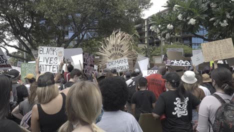 „Black-Lives-Matter“-Schilderhalter-Bei-Einer-Protestkundgebung-In-Honolulu,-Hawaii