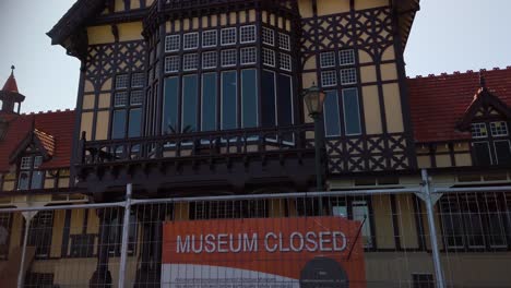Museo-De-Rotorua-Cerrado-A-Los-Visitantes,-Panorámica-Hacia-Abajo