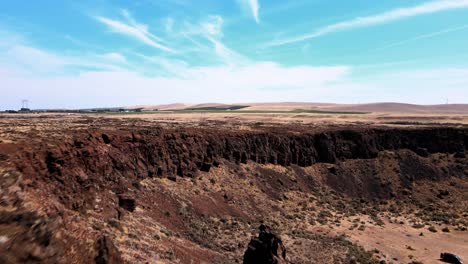 Flying-up-and-over-Frenchman's-Coulee-revealing-a-panoramic-Columbia-River-gorge,-areial