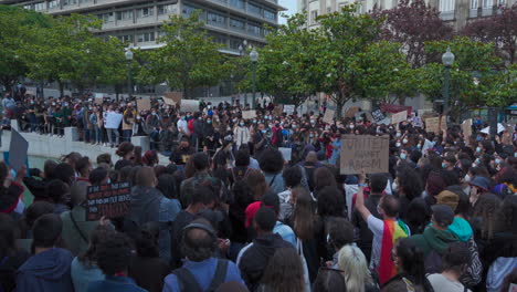 Porto-Portugal-–-6.-Juni-2020:-BLM-Proteste-Gegen-Black-Lives-Matter,-Demonstrationsfrau-Spricht-Mit-Megaphon-Die-Demonstranten-Mit-Masken-An,-Weitwinkelaufnahme