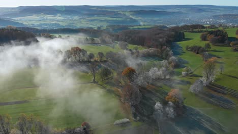 Spektakulärer-Blick-über-Das-Neblige,-üppig-Grüne-Tal