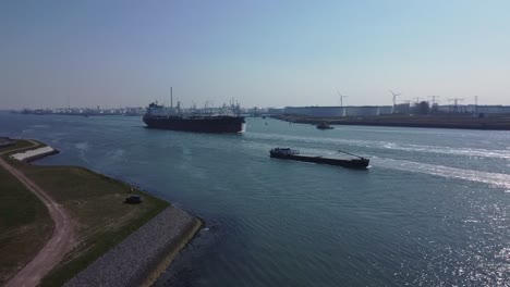 Tanker-Verlässt-Den-Hafen-Von-Rotterdam