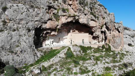 Iglesia-Del-País-De-Malta-En-Una-Cueva