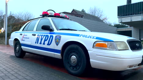 Statischer-Niedriger-Winkel,-Der-Tagsüber-Logos-Auf-Dem-NYPD-Polizeiauto-Zeigt