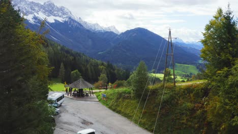 Antena-A-Través-De-Los-árboles-Para-Revelar-Un-Exuberante-Valle-Verde-En-Schaidasatte,-Austria