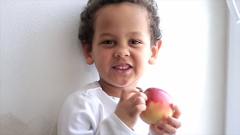 Junge-Mit-Apfel,-Der-Gerade-Dabei-Ist,-Einen-Happen-Zu-Essen,-Auf-Weißem-Hintergrund-Stockvideo-Stockmaterial