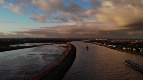 Industriefrachtschiff-überquert-Den-Fluss-Noord-Mit-Bewölktem-Himmel-Bei-Sonnenuntergang-In-Den-Niederlanden