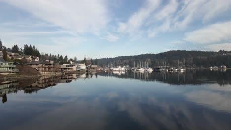 Postkartenbild-Spiegelung-Der-Landschaft-Rund-Um-Gig-Harbor-Washington,-Luftseilbahn-Und-Dolly