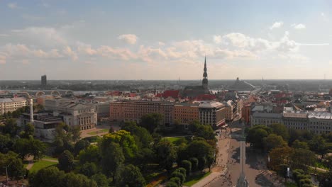 La-Paz-Que-Prevalece-En-El-Distrito-Central-De-La-Plaza-Del-Monumento-A-La-Libertad-De-Riga,-Letonia.